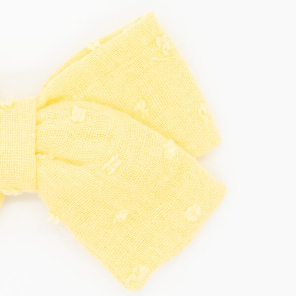 detalle lazo con pinza amarillo en tejido plumeti para el cabello de mujer y niña