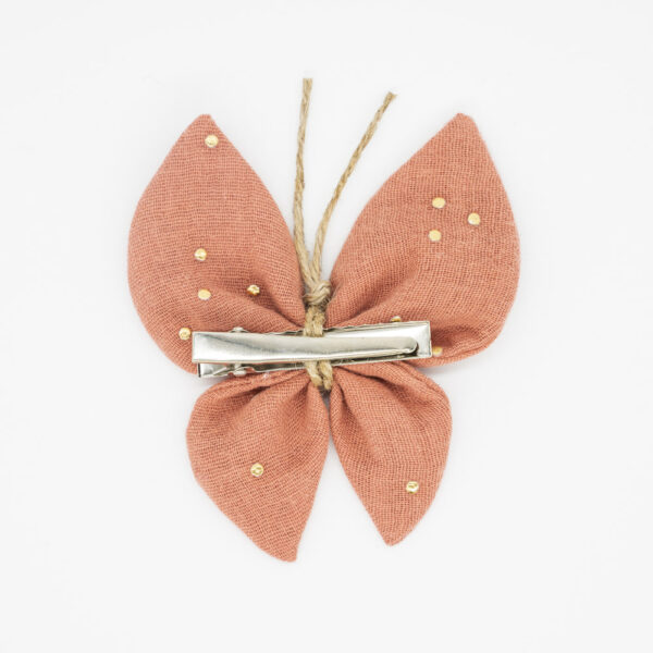 Pinza mariposa color teja con topos oro