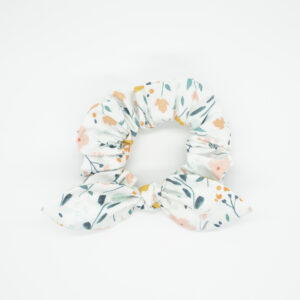 Coletero scrunchie lazo blanco con estampado floral multicolor